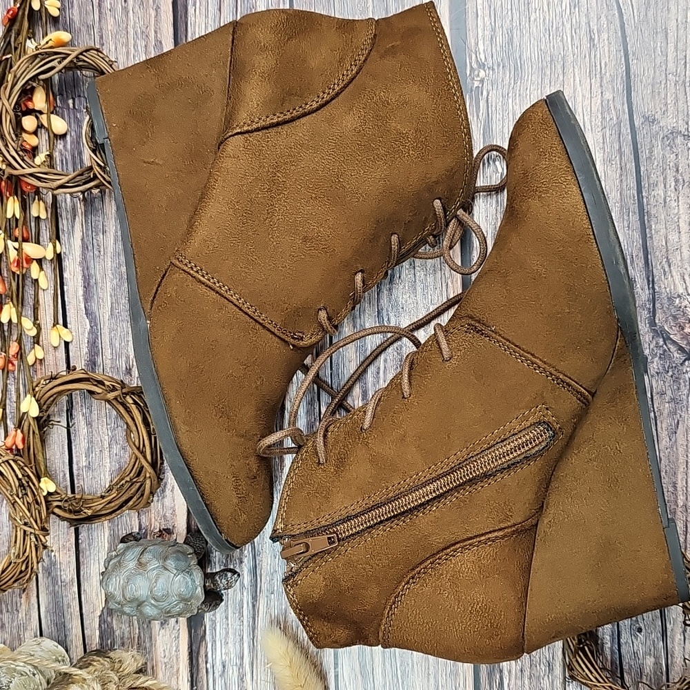 NIB AMERICAN RAG BAILEY CHESTNUT ANKLE ZIP WEDGE BOOTIES
